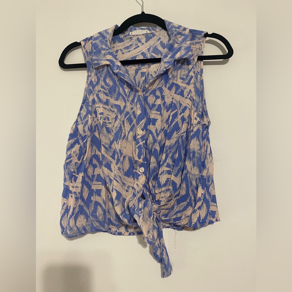 Blue and pink crop top with tie bottom. Super cute and cozy! Fits like a large!